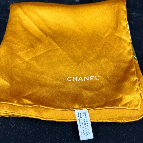 Holiday sale ! Chanel Silk Yellow scarf / White Floral Pattern 35 x 35 Vintage - Picture 5 of 7